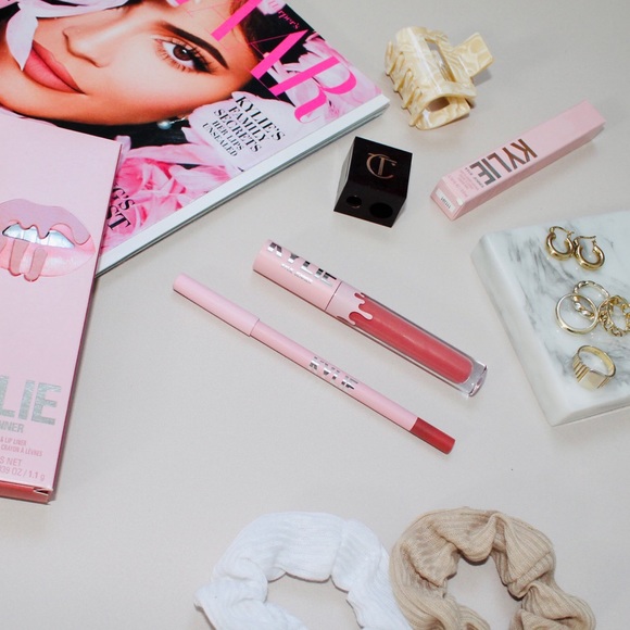 KYLIE COSMETICS ‘Snow Way To Be’ Matte Lip Kit - Picture 2 of 4